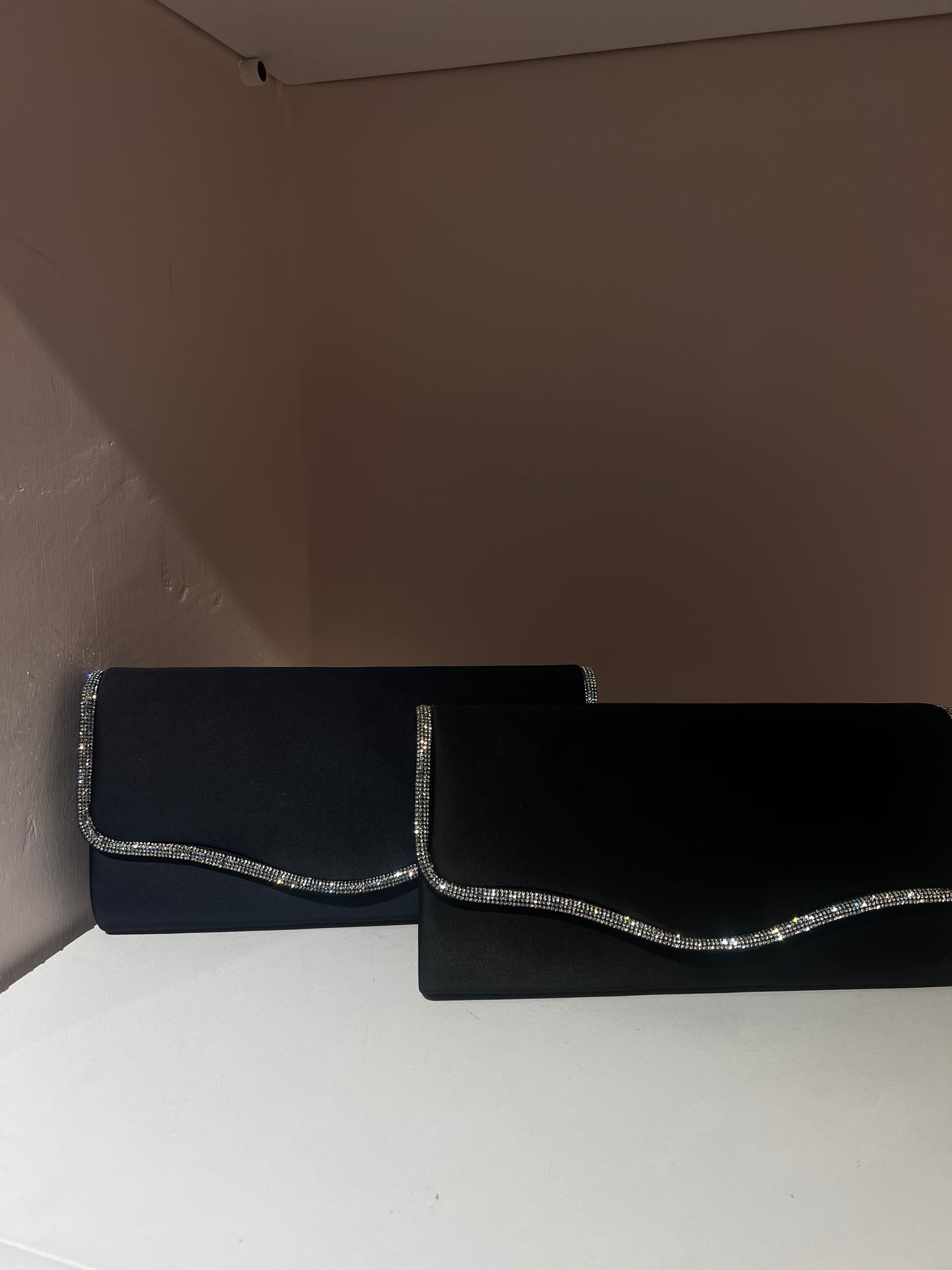 Borsa Emma effetto raso